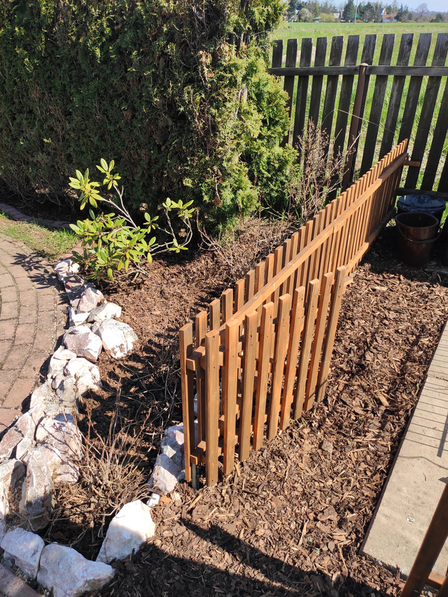 Plůtek k záhonkům s brankou